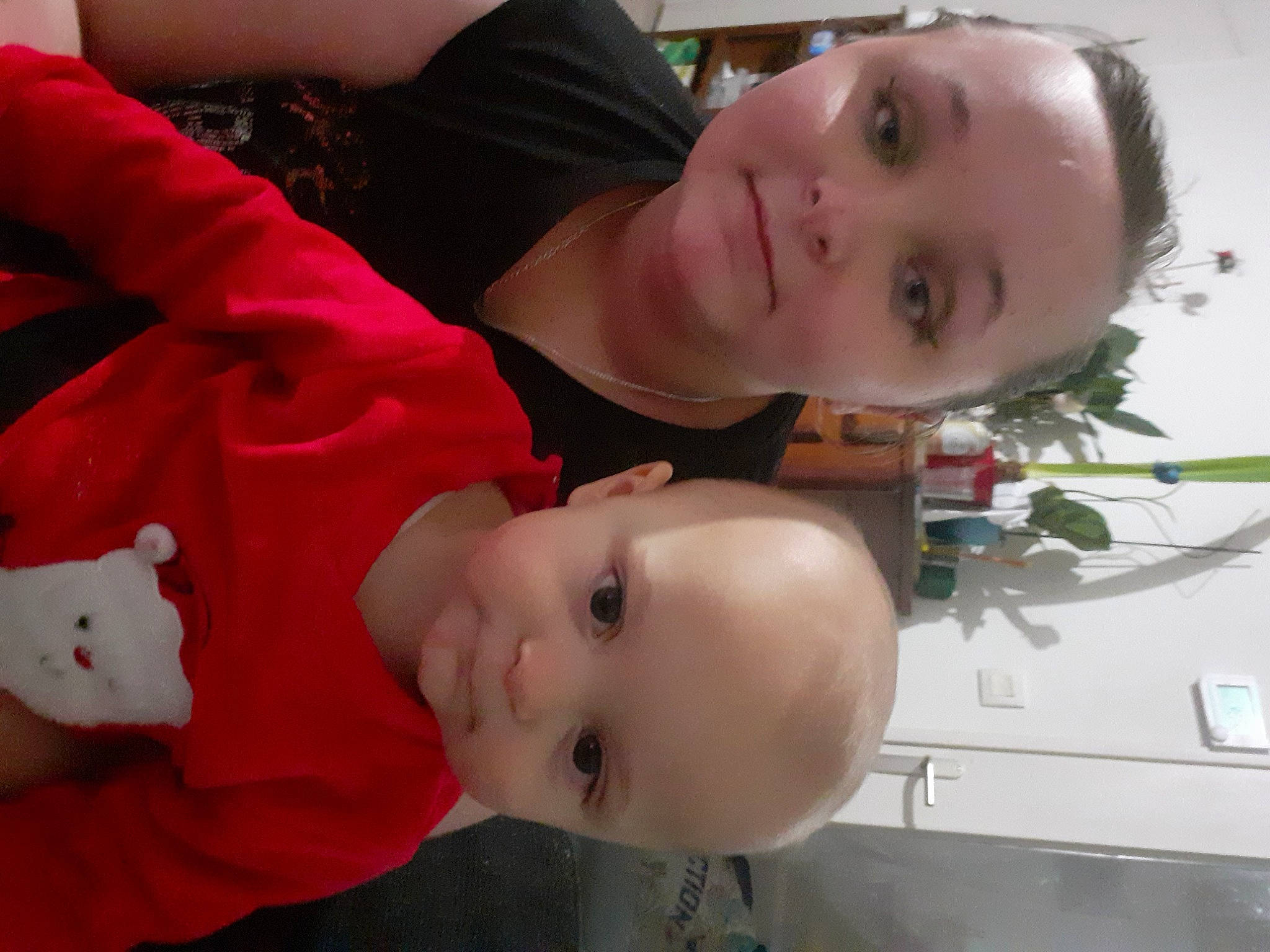 Lola participe au concours pour gagner de l'argent avec cette photo : baby, baby_toddler_clothing, cheek, child, eyelash, facial_expression, flowerpot, forehead, fun, happy, houseplant, mouth, nose, organ, person, plant, skin, smile, toddler, vacation