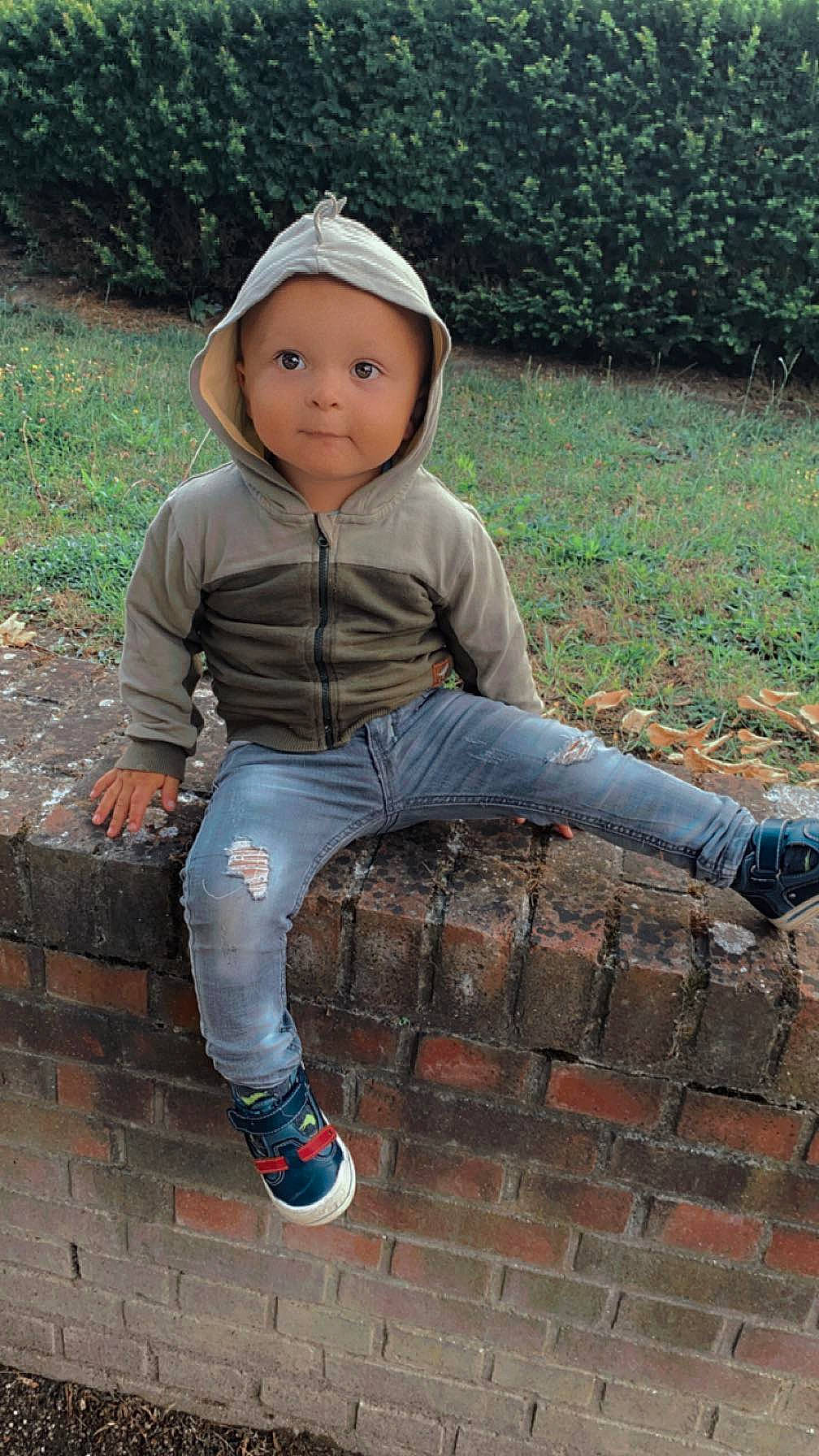 John participe au concours pour gagner de l'argent avec cette photo : baby, cap, carmine, cool, denim, eye, face, flash_photography, grass, hat, headwear, leg, pattern, people_in_nature, person, plant, shoe, sitting, sleeve, soil