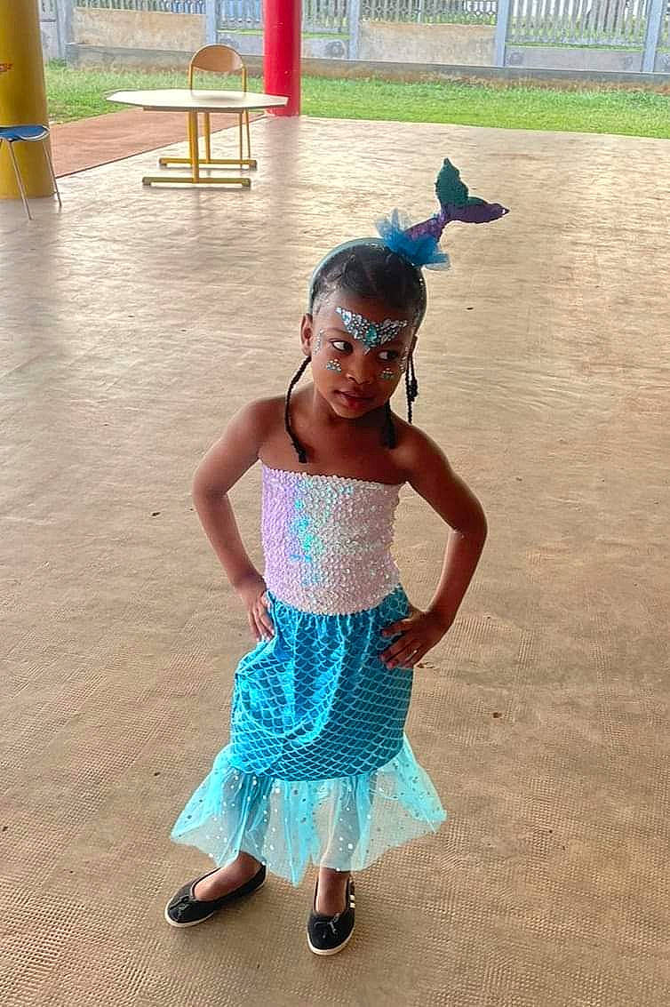 Maëlla a rejoint le concours — aidez-le/la à gagner de superbes lots ! abdomen, baby_toddler_clothing, barefoot, child, costume, electric_blue, event, face, fun, happy, human_leg, leisure, magenta, pattern, person, recreation, sandal, smile, toddler, trunk