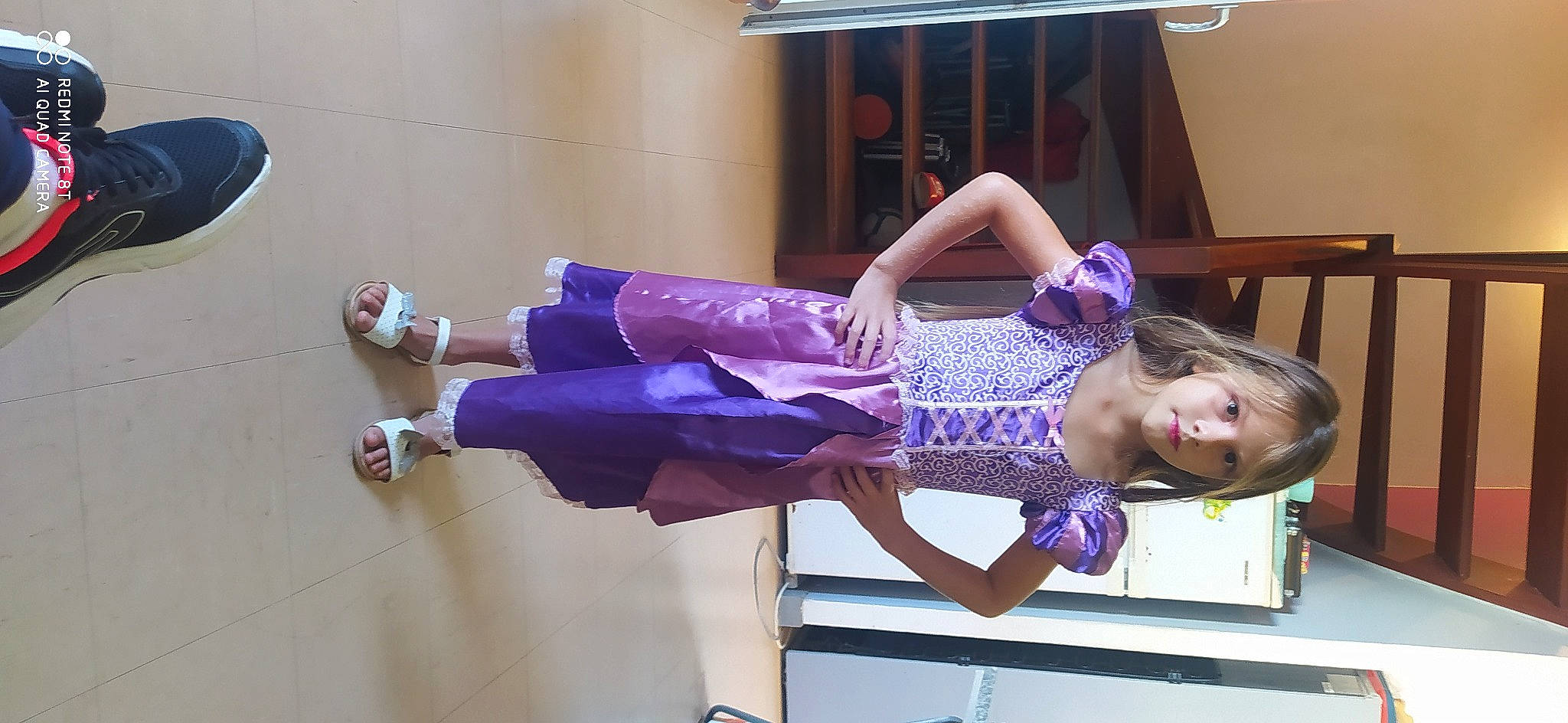 Daphné a rejoint le concours — aidez-le/la à gagner de superbes lots ! arm, cleanliness, dress, electric_blue, event, fashion_design, fun, high_heels, human_leg, knee, leisure, magenta, person, pink, purple, room, sandal, shoe, smile, thigh