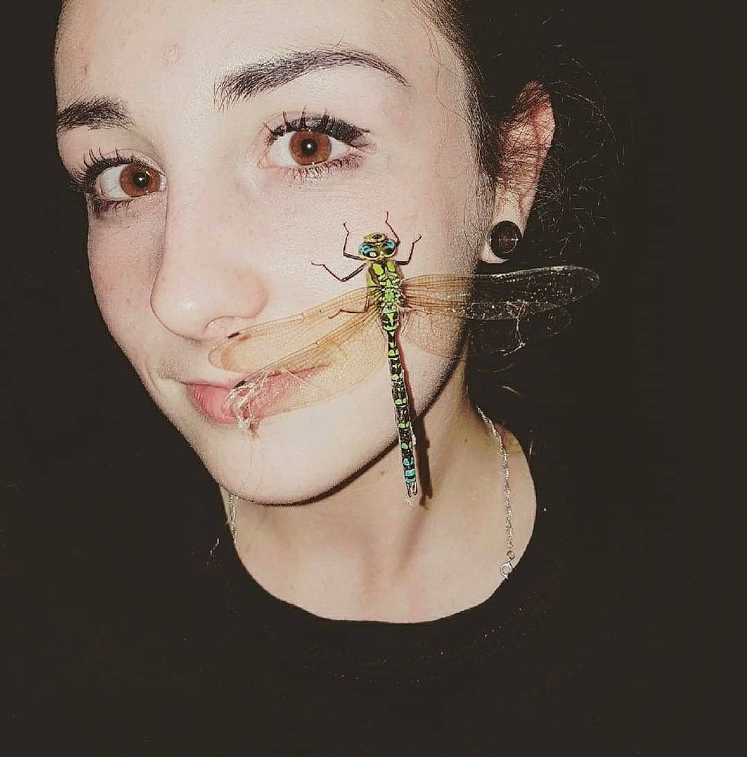 Lili a rejoint le concours — aidez-le/la à gagner de superbes lots ! beauty, cheek, chin, ear, eye, eyebrow, eyelash, face, fashion_accessory, forehead, hand, head, jaw, jewellery, lip, mouth, neck, nose, person, portrait