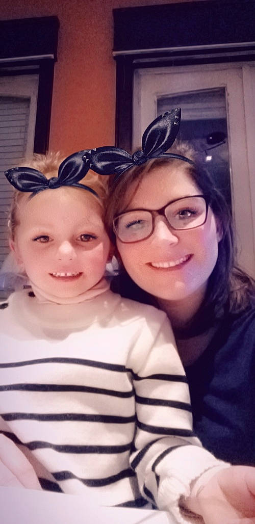 Lio participe au concours pour gagner de l'argent avec cette photo : cheek, child, daughter, ear, eyebrow, eyewear, face, forehead, friendship, fun, glasses, happy, head, joy, mother, nose, people, person, photography, selfie