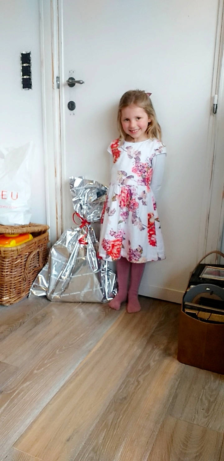 Lio participe au concours pour gagner de l'argent avec cette photo : child, clothing, dress, floor, flooring, joy, person, room, toddler