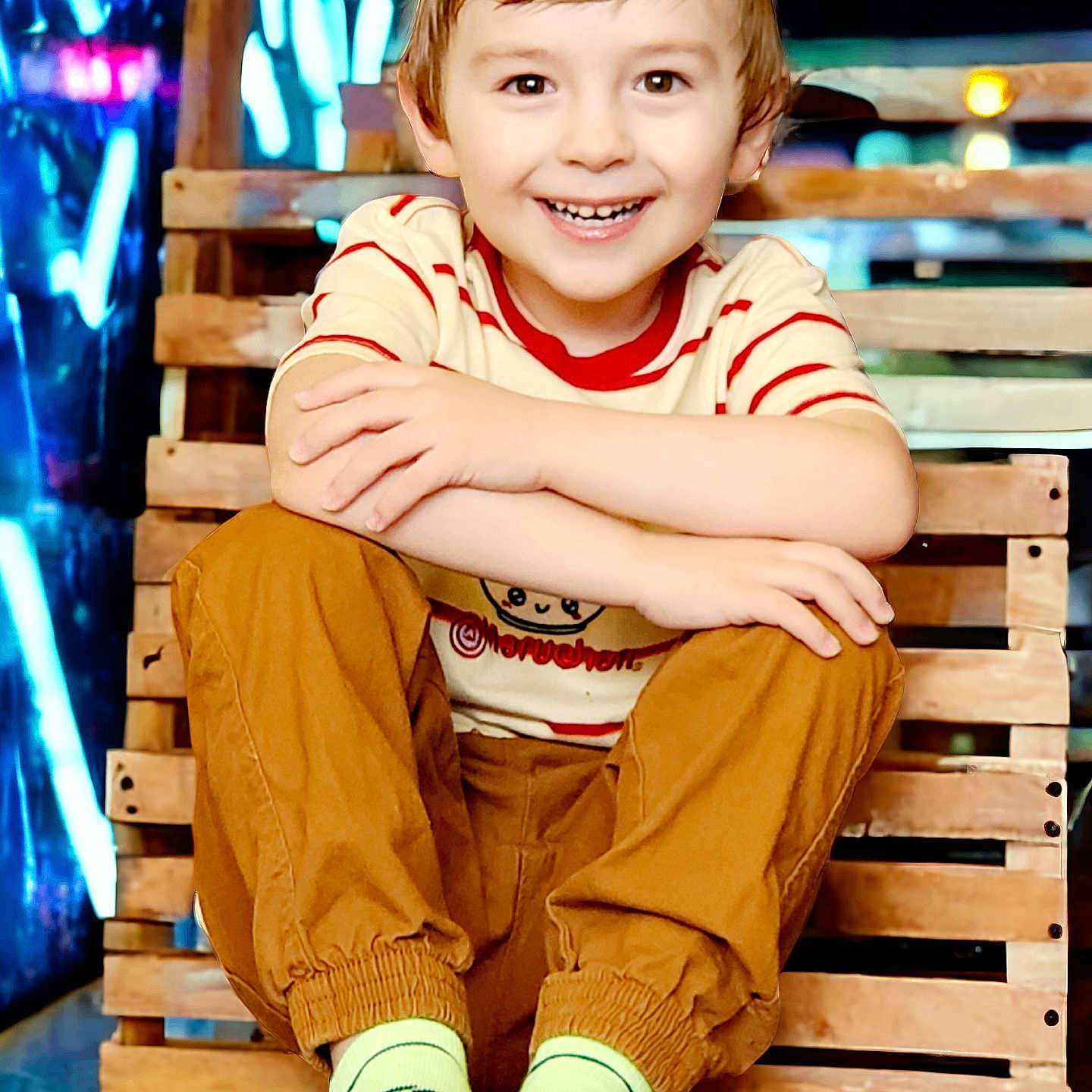 Rhykker is registered to the contest to win money with this photo: bodypart, boy, child, clothing, face, finger, footwear, hand, happy, hardwood, head, male, pants, person, photography, portrait, shoe, sitting, smile, wood