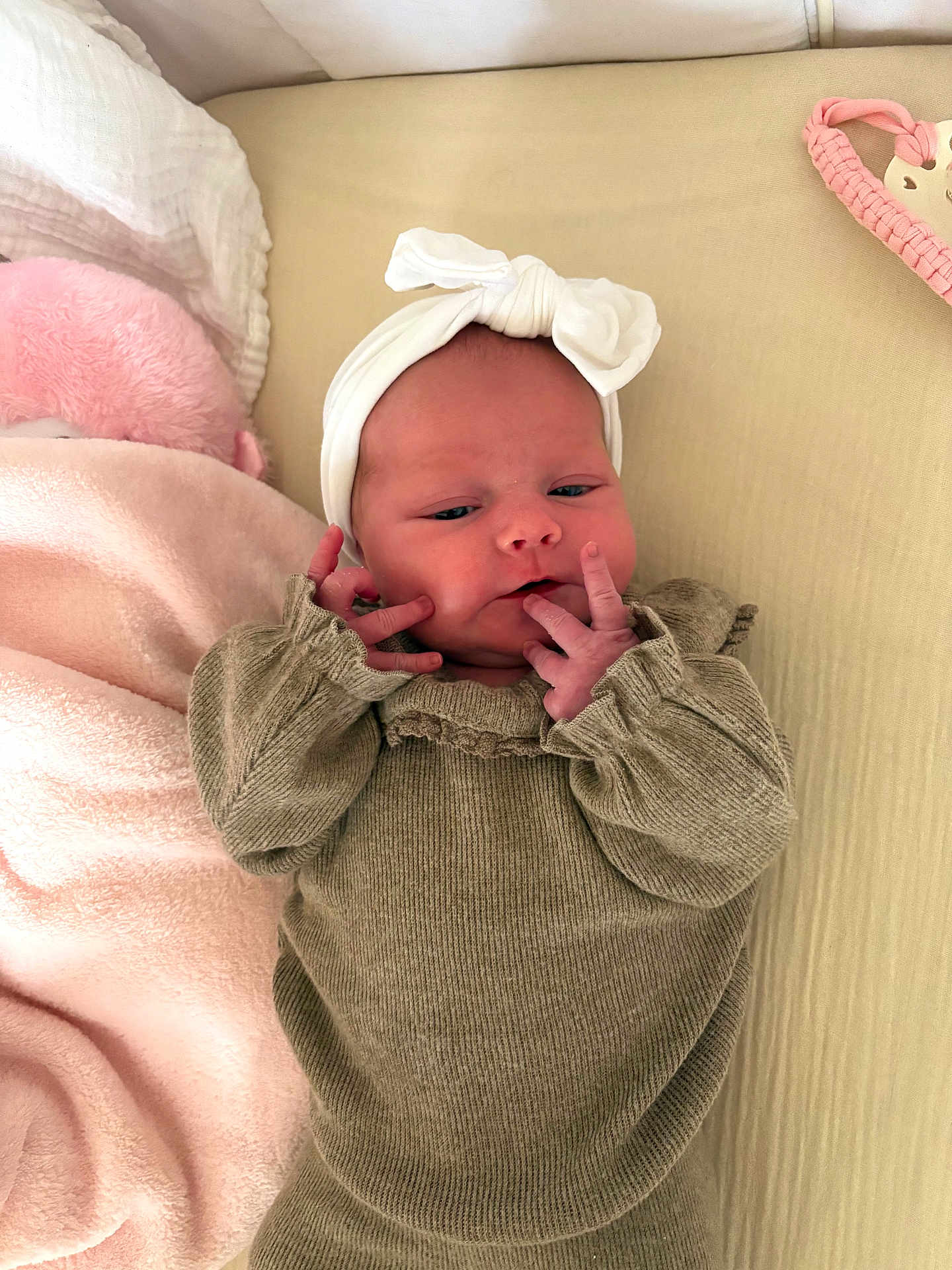 Giulia a rejoint le concours — aidez-le/la à gagner de superbes lots ! baby, newborn, headband, bow, infant, clothing, blanket, soft, cute, lying_down, hand, face, indoors, cozy, pink, beige, person, sleepwear, portrait, resting