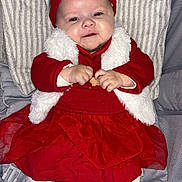 Laïa participe au concours pour gagner de l'argent avec cette photo : baby, infant, red_clothing, headband, white_fur, dress, blanket, baby_carrier, smile, happy, white_shoes, leggings, cute, child, indoors, portrait, hands, feet, fashion, cozy