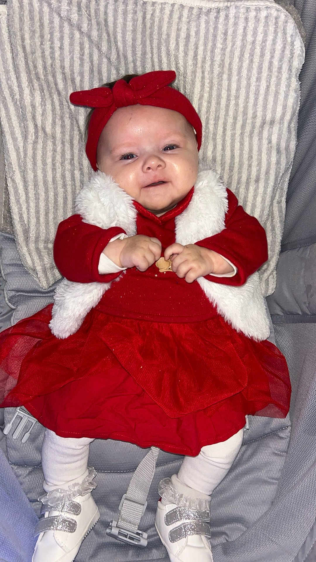Laïa participe au concours pour gagner de l'argent avec cette photo : baby, infant, red_clothing, headband, white_fur, dress, blanket, baby_carrier, smile, happy, white_shoes, leggings, cute, child, indoors, portrait, hands, feet, fashion, cozy