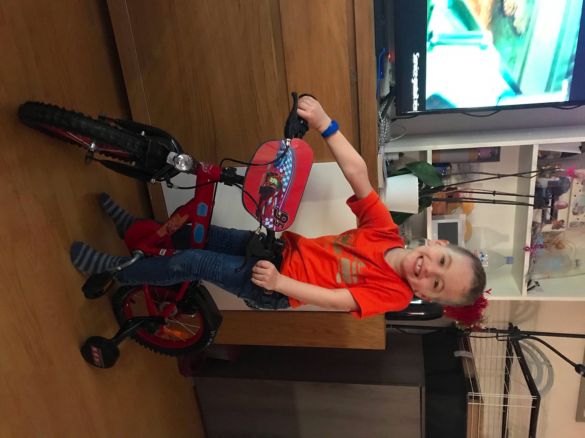 Thyago a rejoint le concours — aidez-le/la à gagner de superbes lots ! bicycle, bicycle_accessory, bicycle_fork, bicycle_frame, bicycle_handlebar, bicycle_part, bicycle_tire, bicycle_wheel, fun, human_leg, joy, knee, led_backlit_lcd_display, person, recreation, shorts, television, television_set, thigh, tire