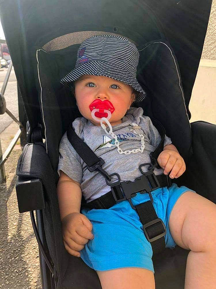 Raphaël a rejoint le concours — aidez-le/la à gagner de superbes lots ! auto_part, baby, baby_carriage, baby_products, baby_toddler_clothing, car_seat, child, electric_blue, family_car, fun, hat, headwear, human_leg, person, personal_protective_equipment, recreation, sitting, thigh, tire, toddler