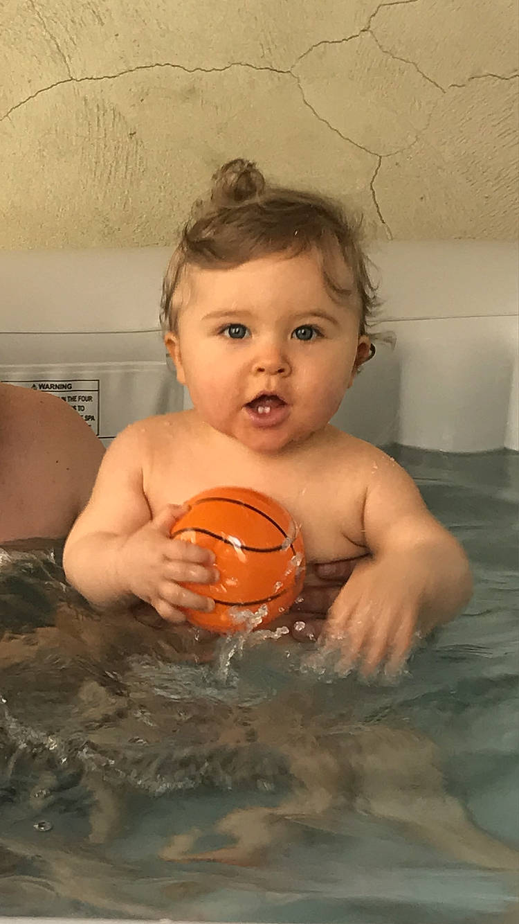 Raphaël a rejoint le concours — aidez-le/la à gagner de superbes lots ! bathing, chest, chin, eye, fun, hair, hairstyle, hand, happy, head, human_body, iris, leisure, mouth, nose, person, recreation, skin, toddler, toy