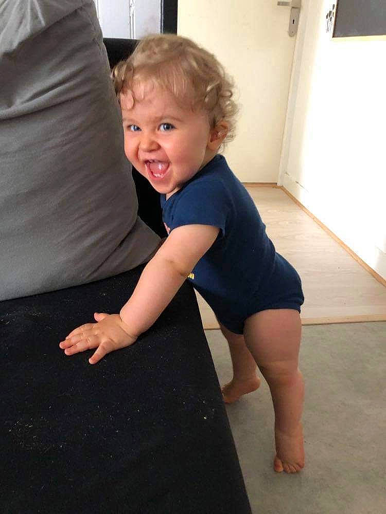Raphaël participe au concours pour gagner de l'argent avec cette photo : baby_toddler_clothing, barefoot, comfort, door, elbow, floor, flooring, hair, hardwood, joint, knee, leg, neck, person, shoulder, sleeve, smile, t_shirt, thigh, toddler