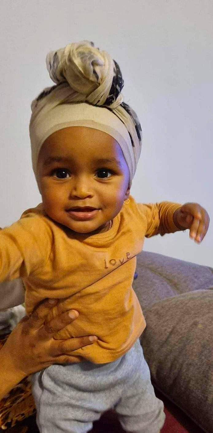 Mariam a rejoint le concours — aidez-le/la à gagner de superbes lots ! baby, baby_toddler_clothing, cap, cheek, child, chin, comfort, eye, face, fashion_accessory, finger, fun, gesture, hand, happy, headgear, headwear, person, sleeve, smile