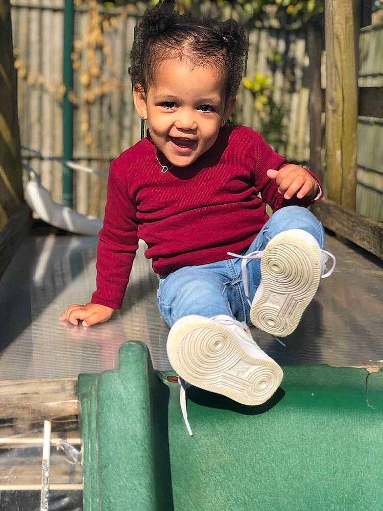 Djenaba a rejoint le concours — aidez-le/la à gagner de superbes lots ! arm, baby_toddler_clothing, finger, fun, grass, hand, happy, head, human_body, jeans, joy, leg, leisure, people_in_nature, person, plant, recreation, smile, standing, summer