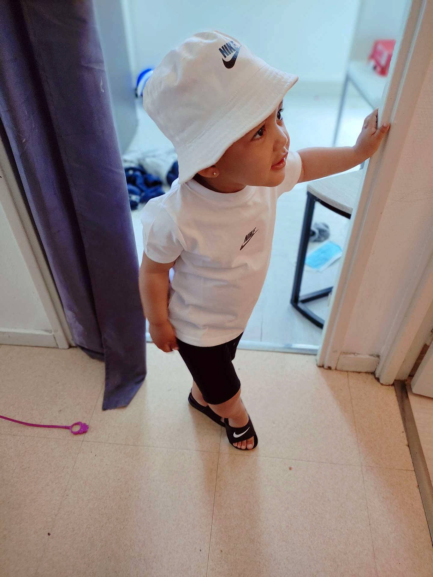 Djenaba a rejoint le concours — aidez-le/la à gagner de superbes lots ! baby, baby_toddler_clothing, baseball_cap, cap, elbow, electric_blue, floor, flooring, foot, hat, headwear, human_leg, knee, leg, person, shorts, sleeve, sportswear, t_shirt, thigh