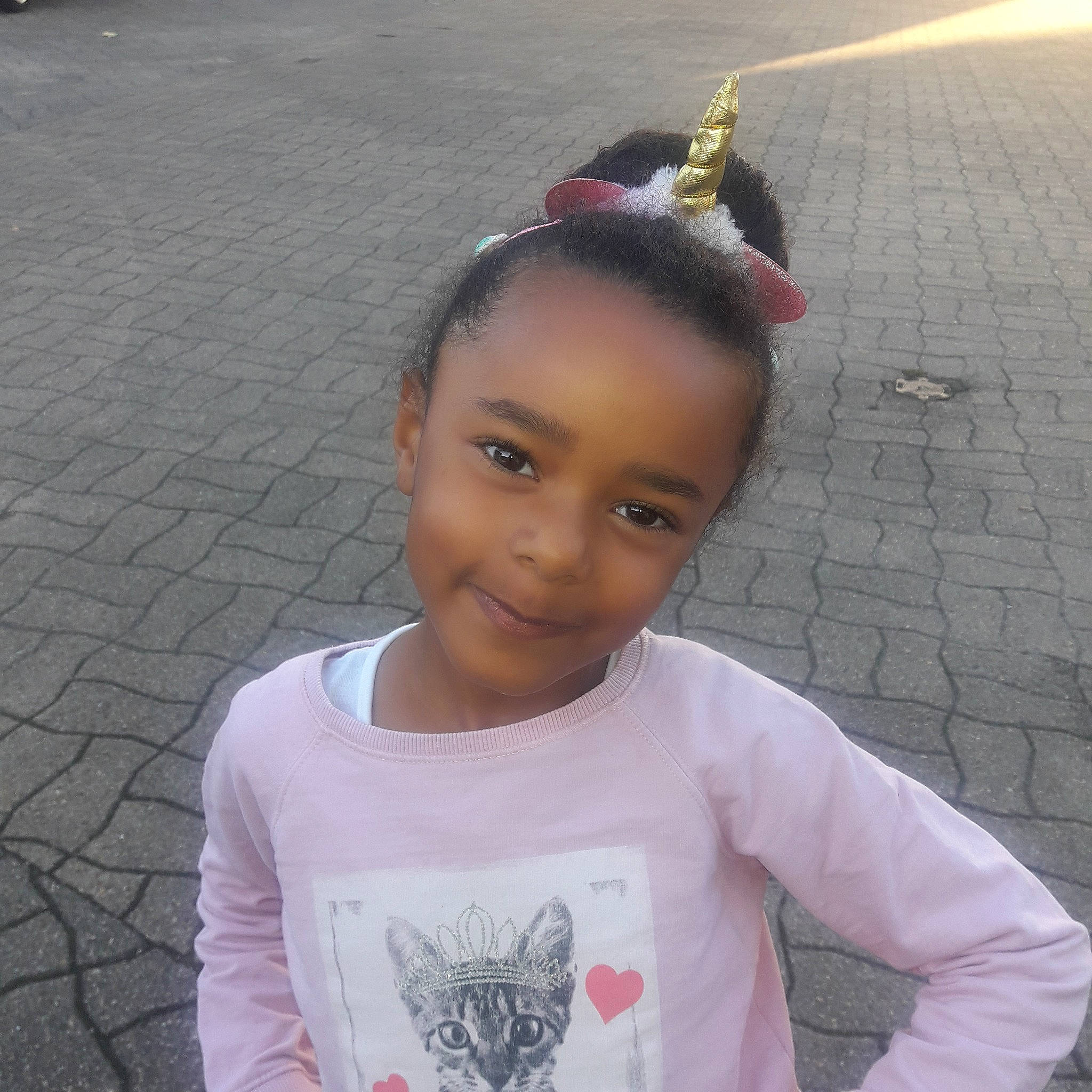 Iliana a rejoint le concours — aidez-le/la à gagner de superbes lots ! black_hair, cheek, child, ear, face, forehead, hair, hair_accessory, hairstyle, happy, head, joy, lip, neck, person, pink, smile, temple, toddler