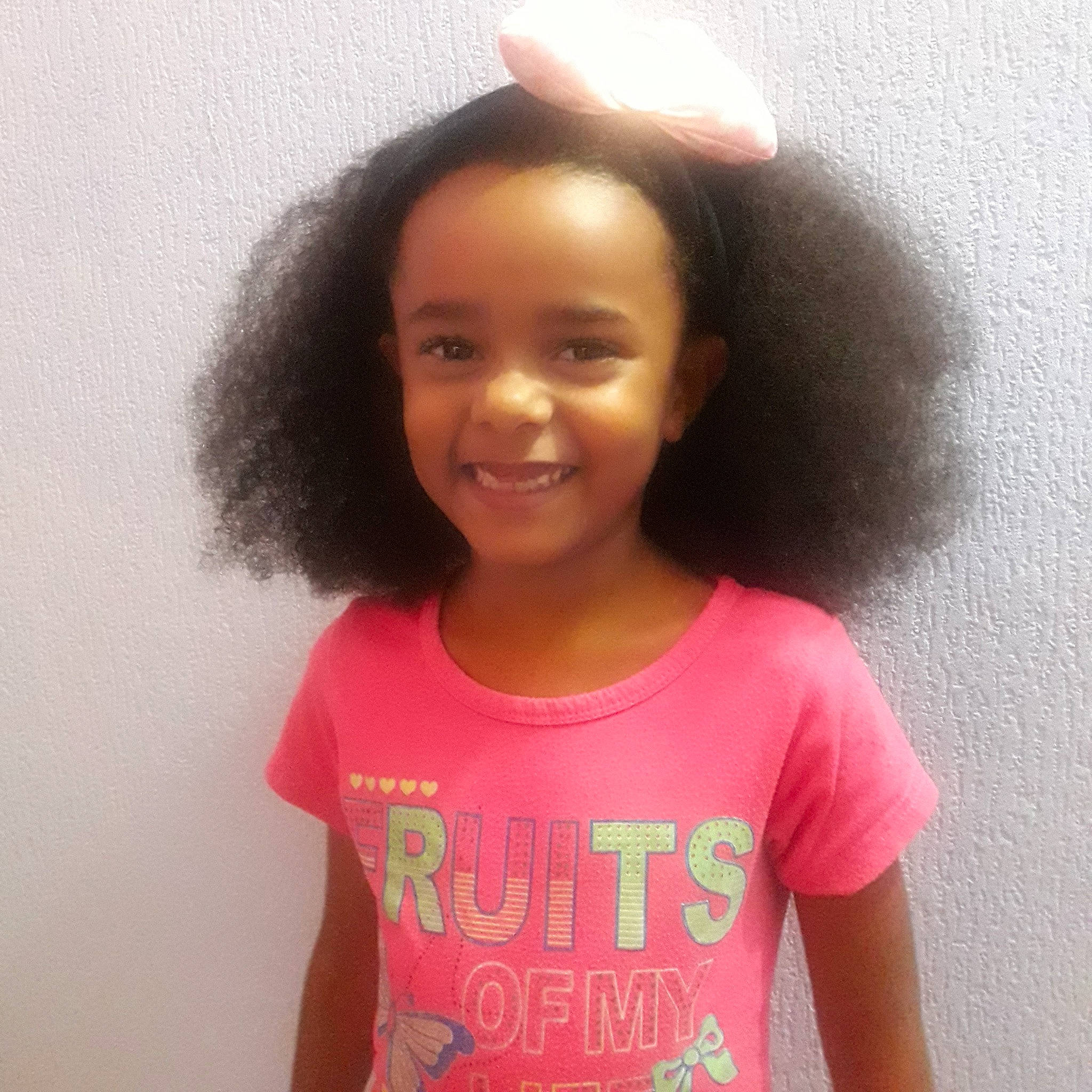 Iliana a rejoint le concours — aidez-le/la à gagner de superbes lots ! afro, black_hair, cheek, child, chin, cool, eyebrow, face, forehead, hair, hairstyle, head, human, joy, lip, long_hair, neck, person, pink, shoulder