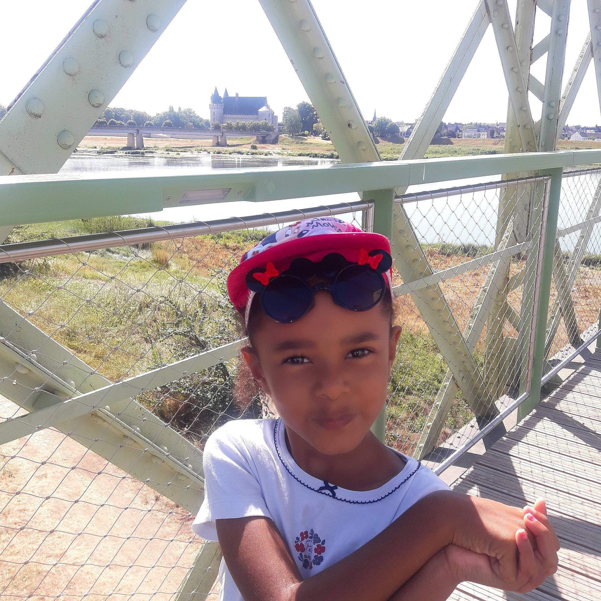 Iliana a rejoint le concours — aidez-le/la à gagner de superbes lots ! bridge, cap, child, headgear, headwear, leisure, person, smile, tourism, vacation