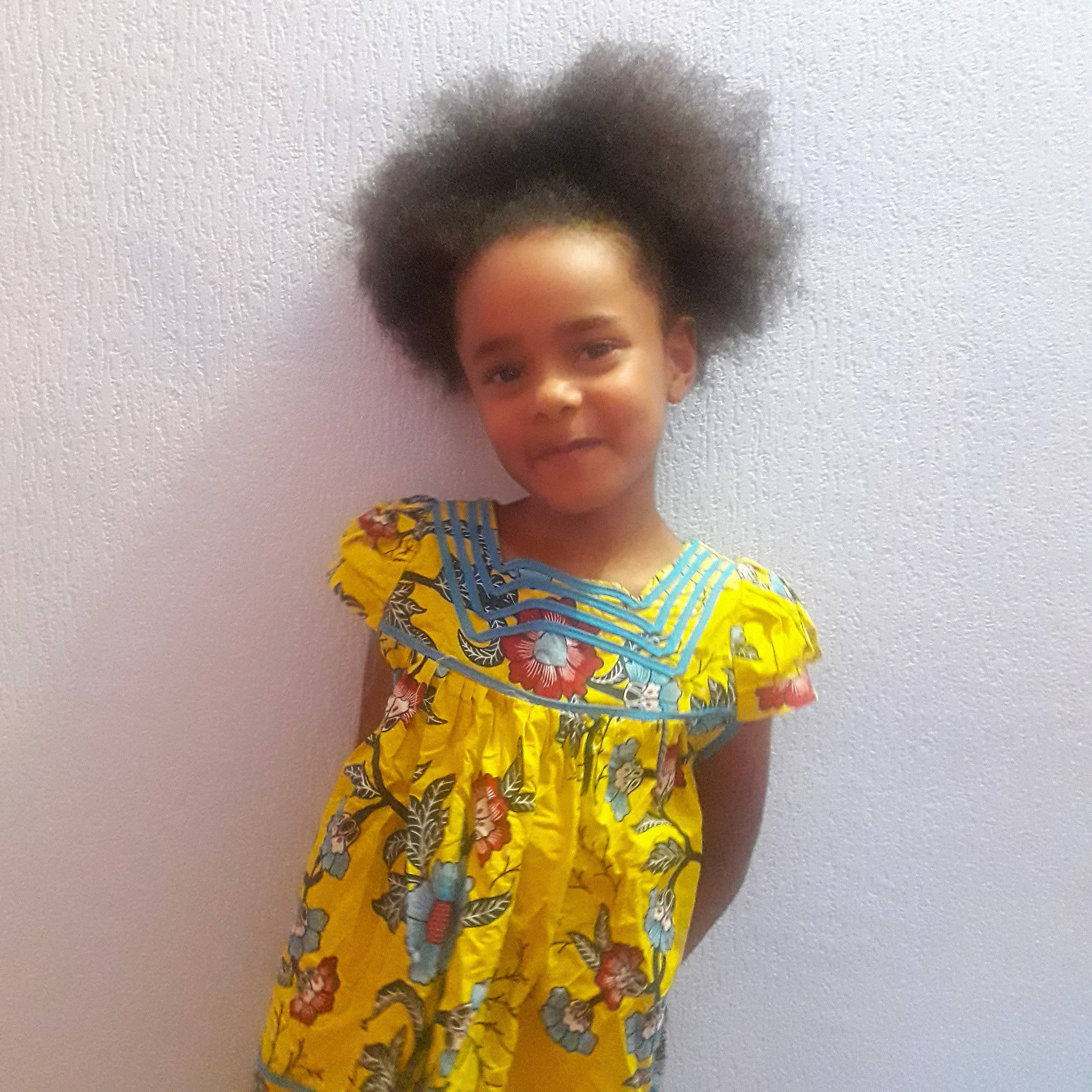 Iliana participe au concours pour gagner de l'argent avec cette photo : afro, black_hair, child, clothing, costume, dress, fashion, fashion_design, hair, hairstyle, joint, joy, pattern, person, plant, shoulder, wig, yellow