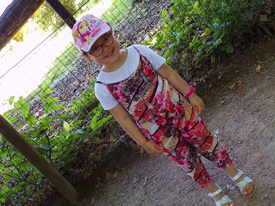 Lyla participe au concours pour gagner de l'argent avec cette photo : asphalt, eyewear, fence, glasses, grass, happy, hat, headwear, joy, leisure, magenta, pattern, people_in_nature, person, pink, plant, recreation, smile, street_fashion, summer