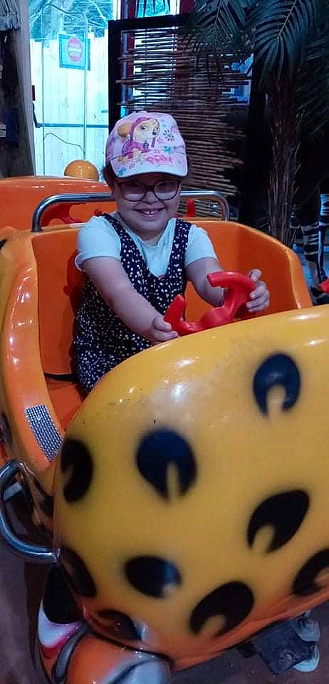 Lyla participe au concours pour gagner de l'argent avec cette photo : amusement_park, amusement_ride, cap, child, cool, event, facial_expression, fun, goggles, happy, hat, headwear, joy, leisure, nonbuilding_structure, person, recreation, smile, snapshot, sun_hat