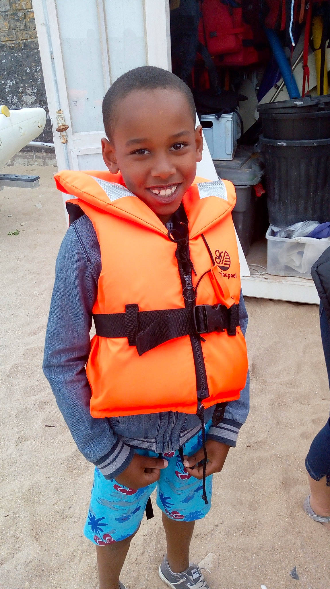Ilyess a rejoint le concours — aidez-le/la à gagner de superbes lots ! child, high_visibility_clothing, jacket, joy, lifejacket, orange, outerwear, person, personal_protective_equipment, toddler, vest