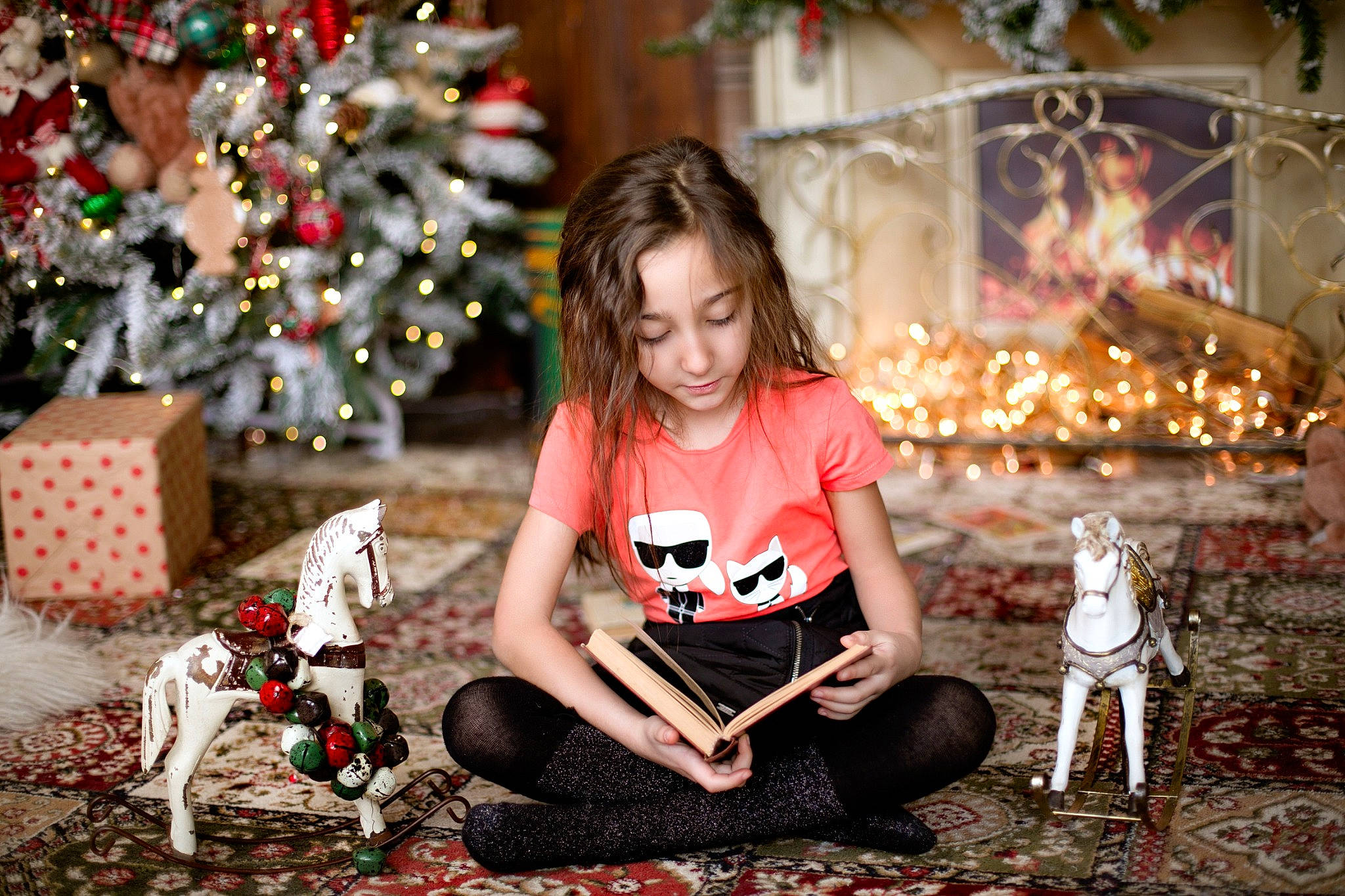 Kim participe au concours pour gagner de l'argent avec cette photo : christmas, christmas_decoration, christmas_eve, christmas_lights, christmas_ornament, christmas_tree, event, holiday, interior_design, person, photography, sitting, smile, tree