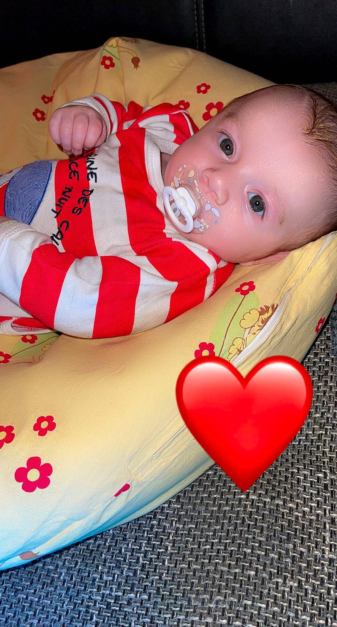 Jayden participe au concours pour gagner de l'argent avec cette photo : baby, baby_toddler_clothing, carmine, child, christmas, christmas_eve, event, fictional_character, happy, head, heart, holiday, human_body, lap, person, pink, red, santa_claus, sleeve, sock