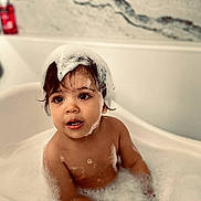 Daphné participe au concours pour gagner de l'argent avec cette photo : toddler, bath, foam, bubbles, child, cute, water, skin, face, hair, expression, indoor, bathroom, clean, playful, splash, young, person, fun, soap