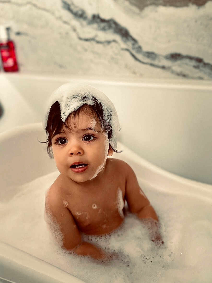 Daphné participe au concours pour gagner de l'argent avec cette photo : toddler, bath, foam, bubbles, child, cute, water, skin, face, hair, expression, indoor, bathroom, clean, playful, splash, young, person, fun, soap