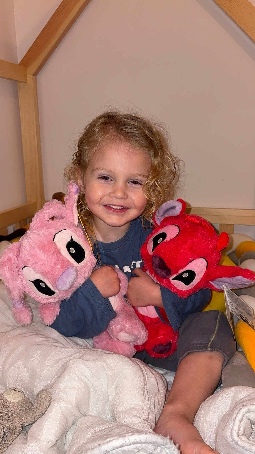 Lyzio a rejoint le concours — aidez-le/la à gagner de superbes lots ! child, toddler, curly_hair, smile, plush_toy, stuffed_animal, bed, blanket, pajamas, person, face, toy, indoor, wooden_bedframe, happy, hugging, soft_toy, cuddling, home, cozy