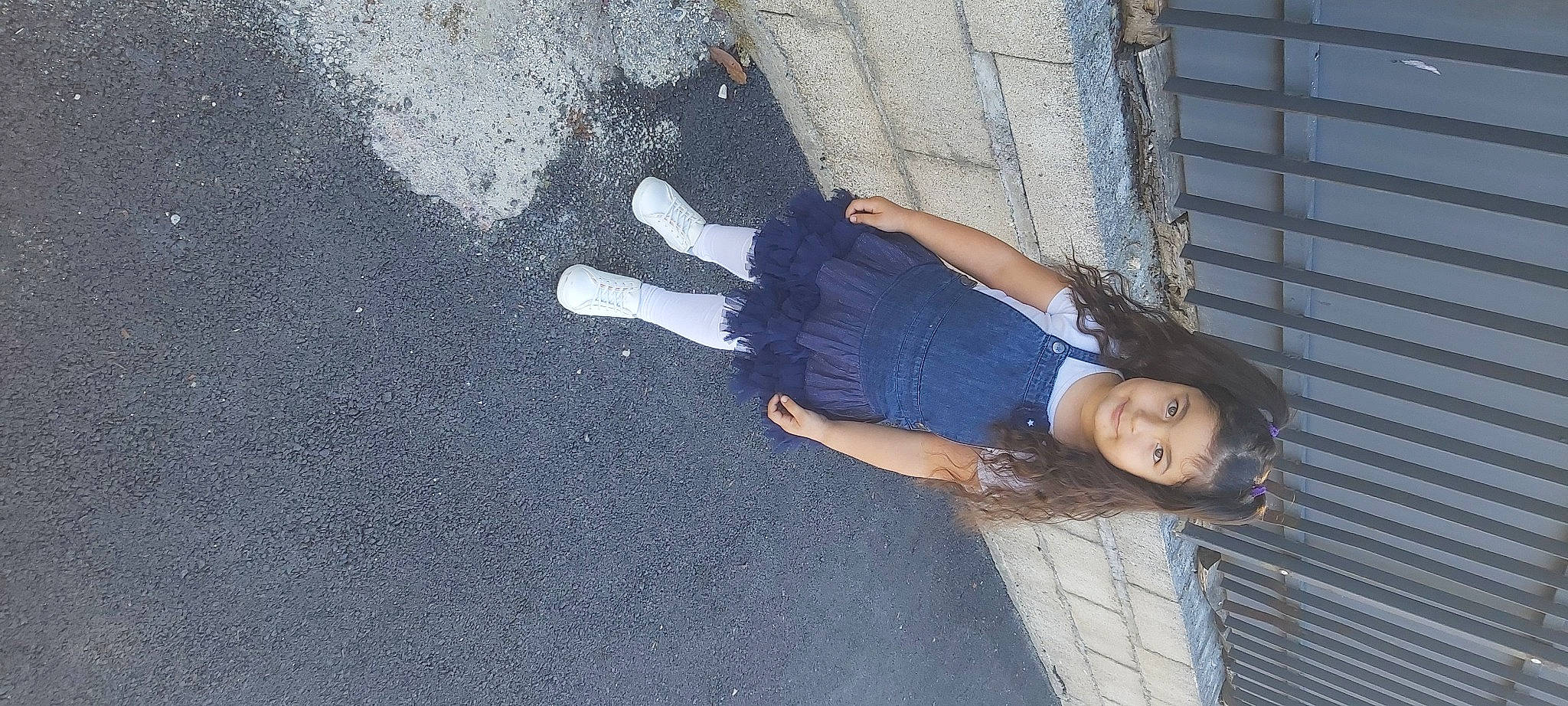 Gülser participe au concours pour gagner de l'argent avec cette photo : asphalt, concrete, denim, elbow, electric_blue, finger, fun, grey, human_leg, joy, knee, leisure, pedestrian, person, road, road_surface, shadow, sidewalk, street, tar