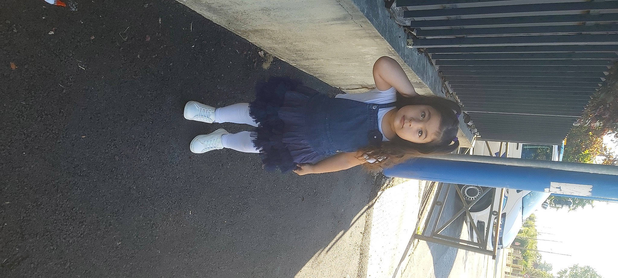 Gülser a rejoint le concours — aidez-le/la à gagner de superbes lots ! adventure, asphalt, automotive_tire, ceiling, concrete, denim, elbow, electric_blue, flooring, fun, human_leg, knee, leisure, person, recreation, road_surface, shadow, t_shirt, thigh, tints_and_shades