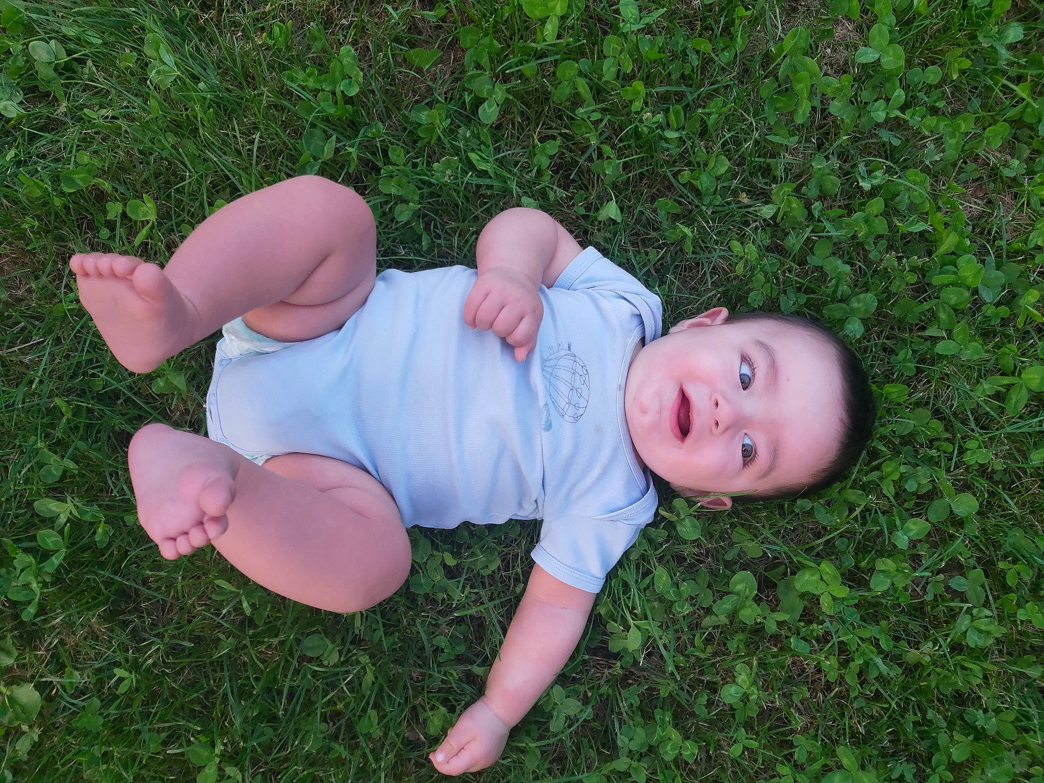 Kenan participe au concours pour gagner de l'argent avec cette photo : baby, baby_toddler_clothing, child, dress, event, face, finger, fun, grass, grass_family, grassland, happy, hat, lawn, leisure, meadow, people_in_nature, person, plant, smile