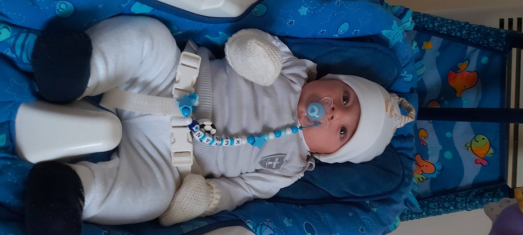 Kenan a rejoint le concours — aidez-le/la à gagner de superbes lots ! baby, baby_products, baby_safety, baby_sleeping, baby_toddler_clothing, blue, car_seat, cheek, child, comfort, electric_blue, headwear, linens, mouth, person, personal_protective_equipment, plastic, room, toddler, tree