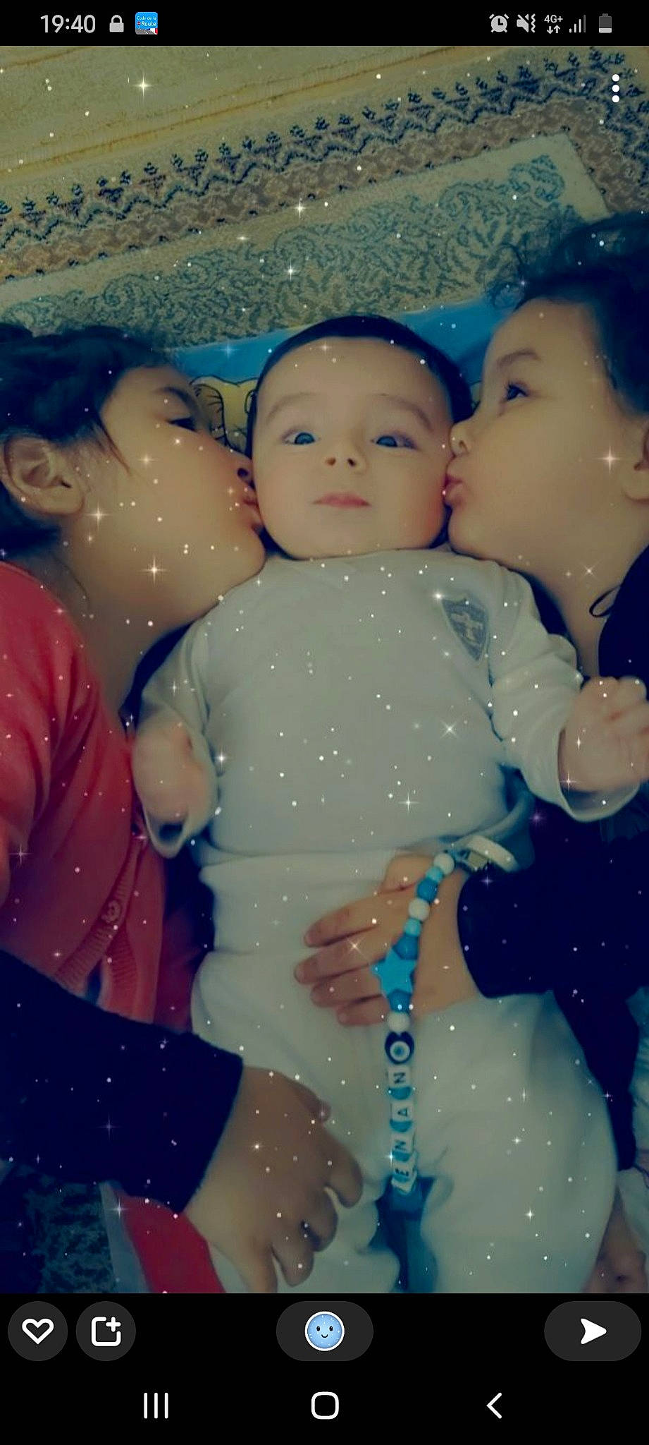 Kenan participe au concours pour gagner de l'argent avec cette photo : arm, blue, cheek, child, cool, finger, fun, gesture, hand, happy, head, human_body, organ, people_in_nature, person, pink, skin, standing, textile, toy