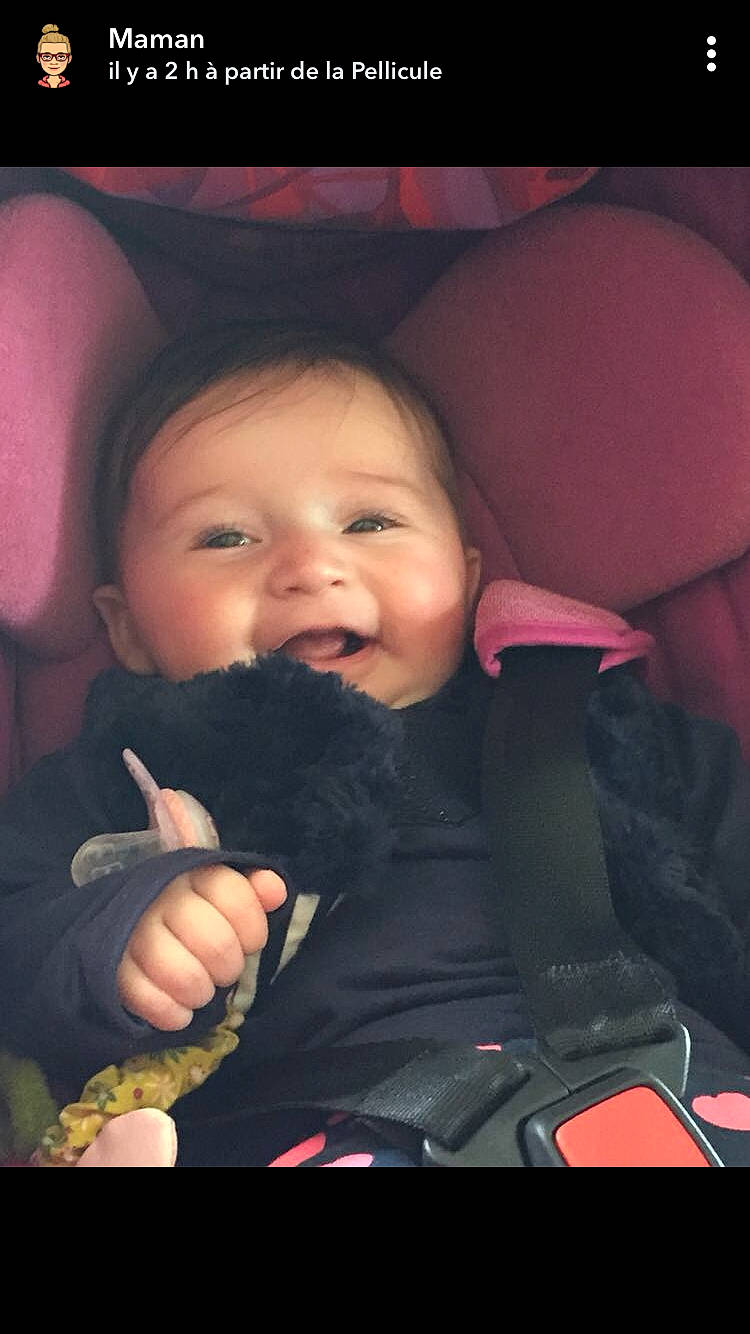 Olivia a rejoint le concours — aidez-le/la à gagner de superbes lots ! baby, beauty, cheek, child, chin, eye, face, facial_expression, finger, fun, hand, head, lip, mouth, nose, person, pink, product, skin, smile