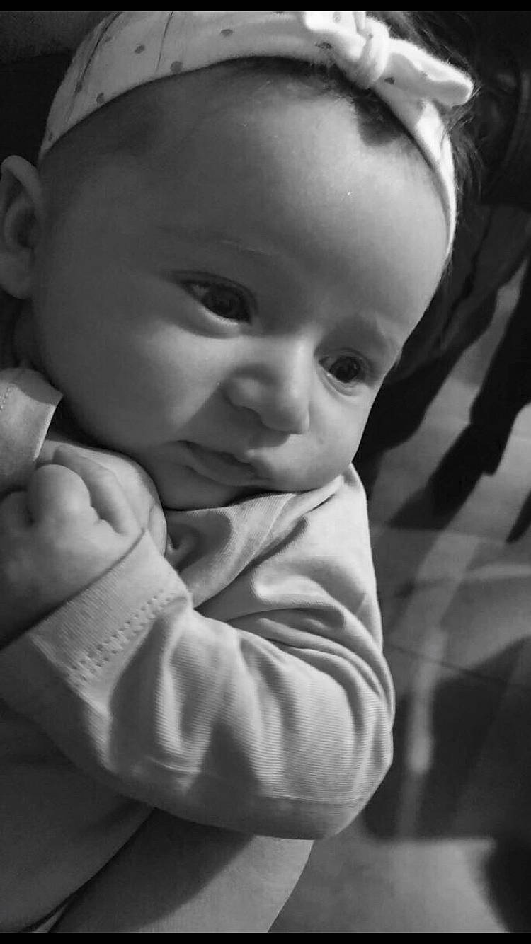 Olivia a rejoint le concours — aidez-le/la à gagner de superbes lots ! baby, black, black_and_white, cheek, child, eye, face, forehead, hand, head, lip, monochrome, monochrome_photography, mouth, nose, person, photograph, photography, skin, toddler