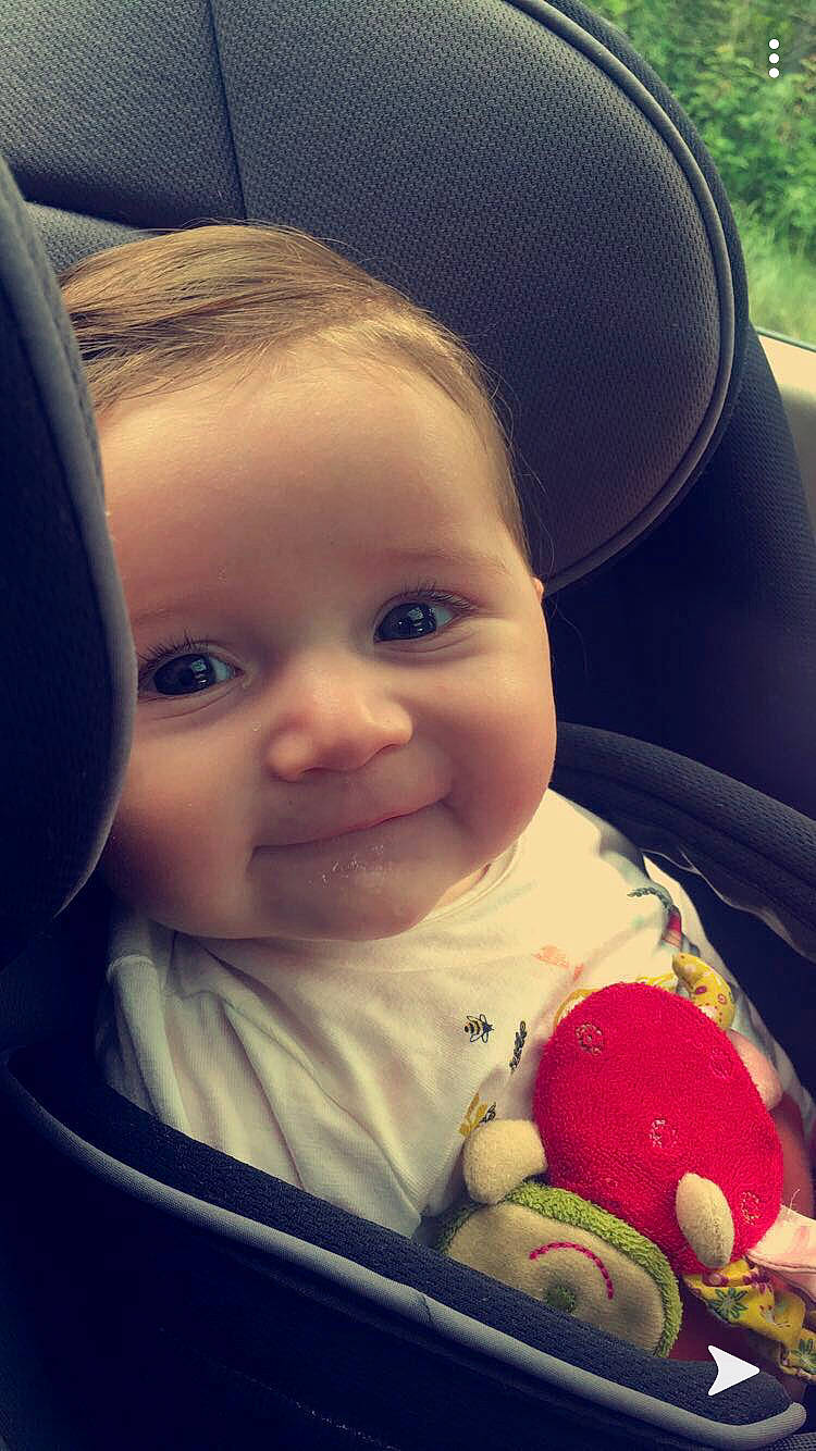 Olivia a rejoint le concours — aidez-le/la à gagner de superbes lots ! baby, baby_in_car_seat, baby_products, car_seat, cheek, child, cool, ear, electronic_device, eye, face, happy, head, lip, nose, person, play, sitting, skin, smile