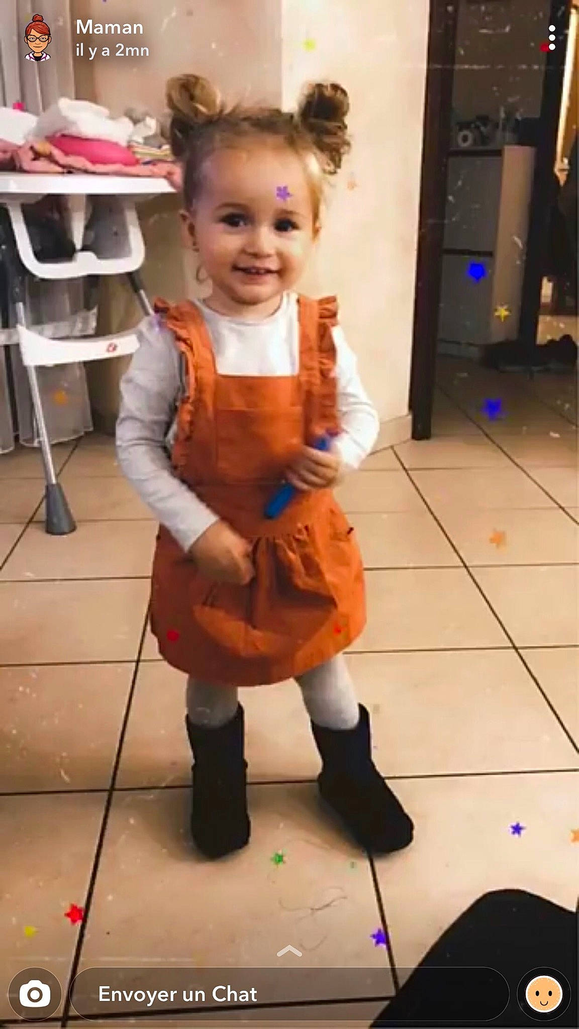 Olivia a rejoint le concours — aidez-le/la à gagner de superbes lots ! baby, baby_toddler_clothing, child, child_model, floor, flooring, hair_accessory, hair_tie, hairstyle, home_appliance, joy, loudspeaker, person, sock, standing, stool, tile, toddler