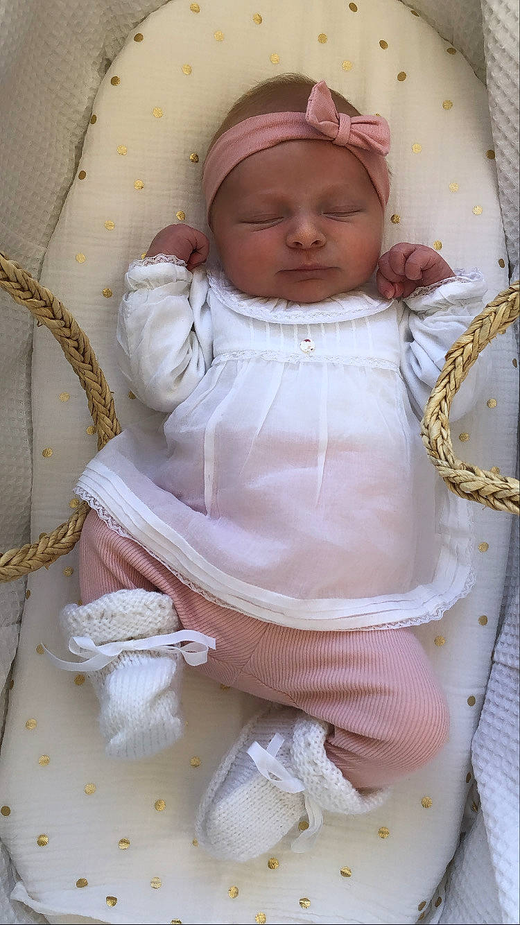 Leane participe au concours pour gagner de l'argent avec cette photo : baby, child, headwear, person, toddler