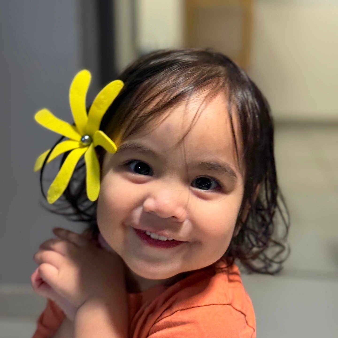 Tehere a rejoint le concours — aidez-le/la à gagner de superbes lots ! accessories, baby, bodypart, clothing, daisy, dress, face, finger, flower, hand, happy, head, laughing, mouth, person, photography, plant, portrait, smile, teeth
