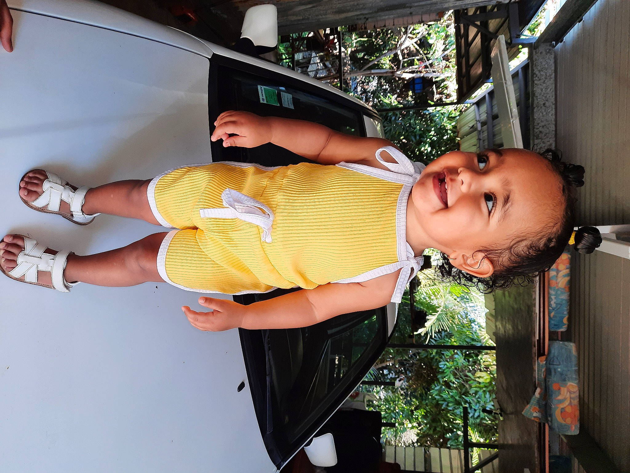 Mayline a rejoint le concours — aidez-le/la à gagner de superbes lots ! cool, elbow, eyewear, fun, happy, human_leg, joy, knee, leisure, person, plant, sandal, smile, thigh, toddler, tree, vehicle_door