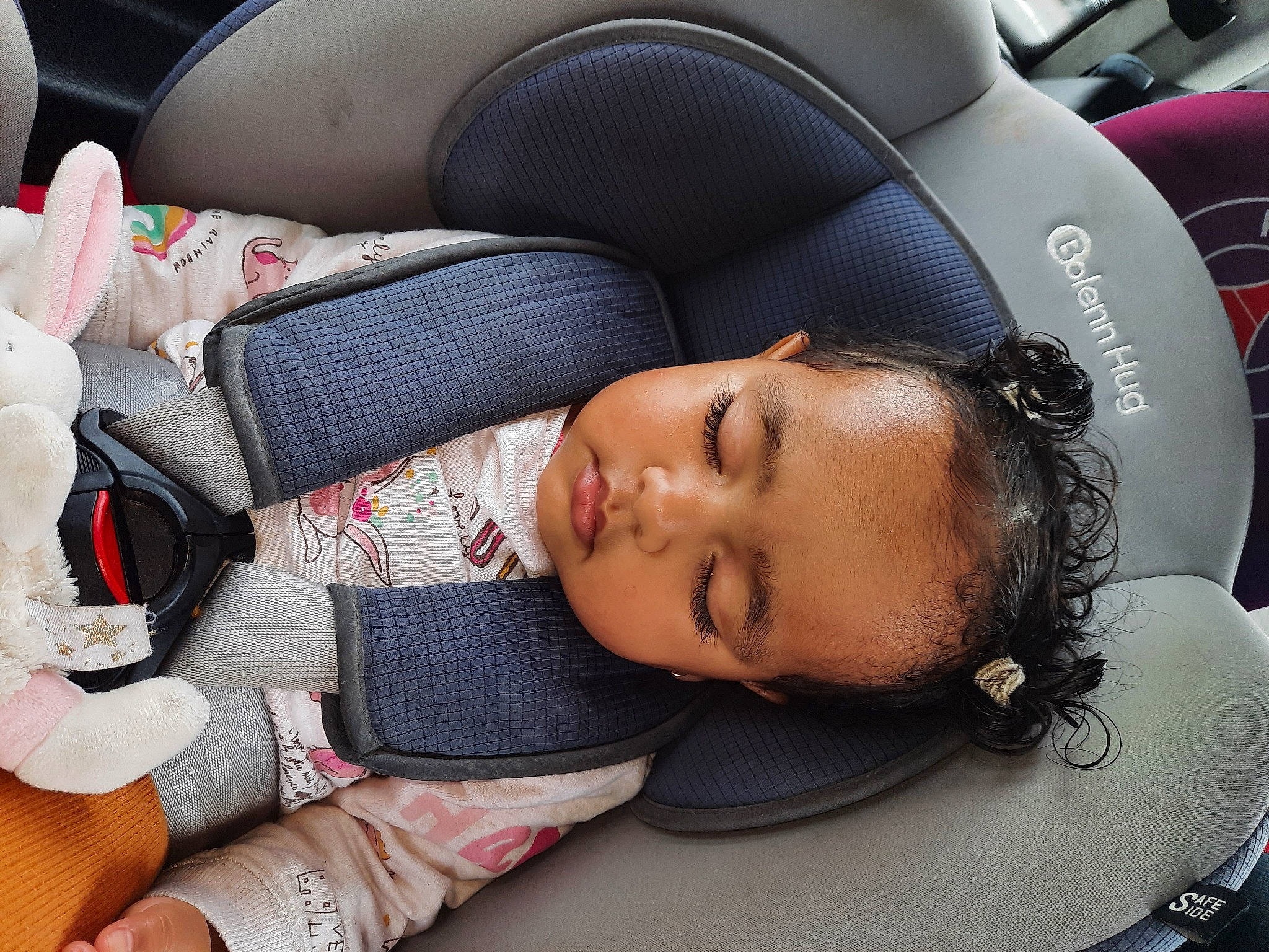 Mayline a rejoint le concours — aidez-le/la à gagner de superbes lots ! audio_equipment, auto_part, automotive_design, baby_products, car_seat, car_seat_cover, child, comfort, eyelash, family_car, head_restraint, linens, luxury_vehicle, motor_vehicle, nap, person, personal_luxury_car, product, toddler, tree