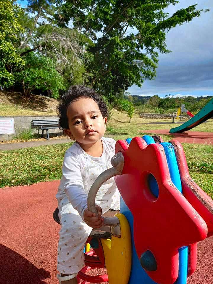 Mayline participe au concours pour gagner de l'argent avec cette photo : baby_toddler_clothing, child, chute, cloud, facial_expression, fun, grass, green, happy, leisure, nature, outdoor_play_equipment, person, plant, playground, playground_slide, public_space, recreation, sky, toddler