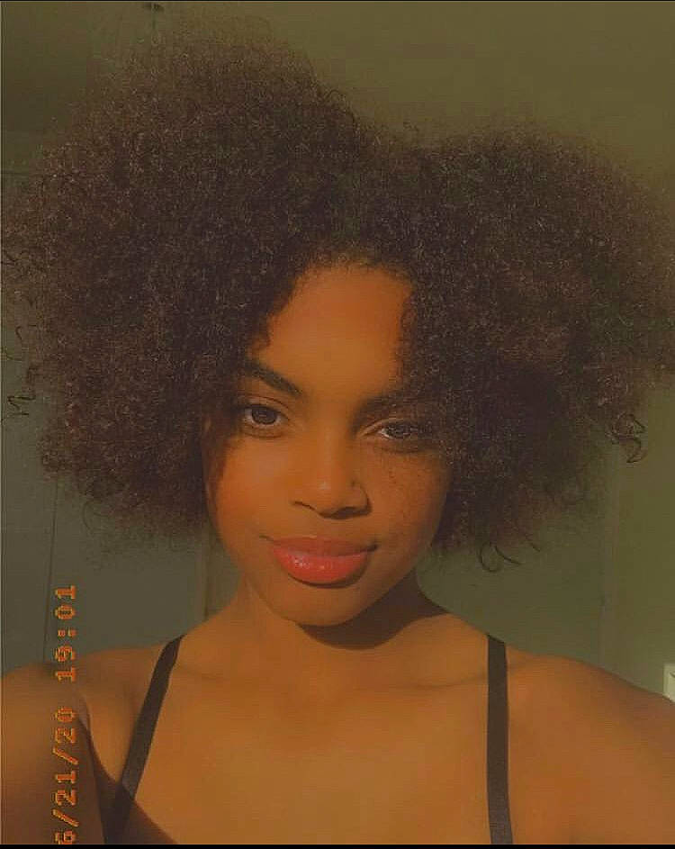 Sarah a rejoint le concours — aidez-le/la à gagner de superbes lots ! afro, beauty, black_hair, cheek, chin, eyebrow, face, forehead, hair, hairstyle, human, jheri_curl, lace_wig, lip, long_hair, person, ringlet, s_curl, wig