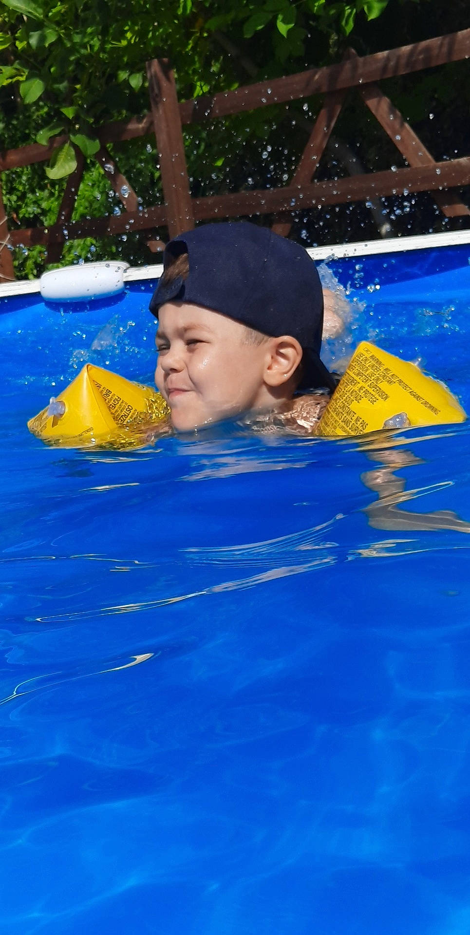 Arron participe au concours pour gagner de l'argent avec cette photo : amusement_park, cap, fun, games, headgear, headwear, leisure, leisure_centre, park, person, personal_protective_equipment, recreation, summer, swim_cap, swimmer, swimming, swimming_pool, vacation, water, water_park