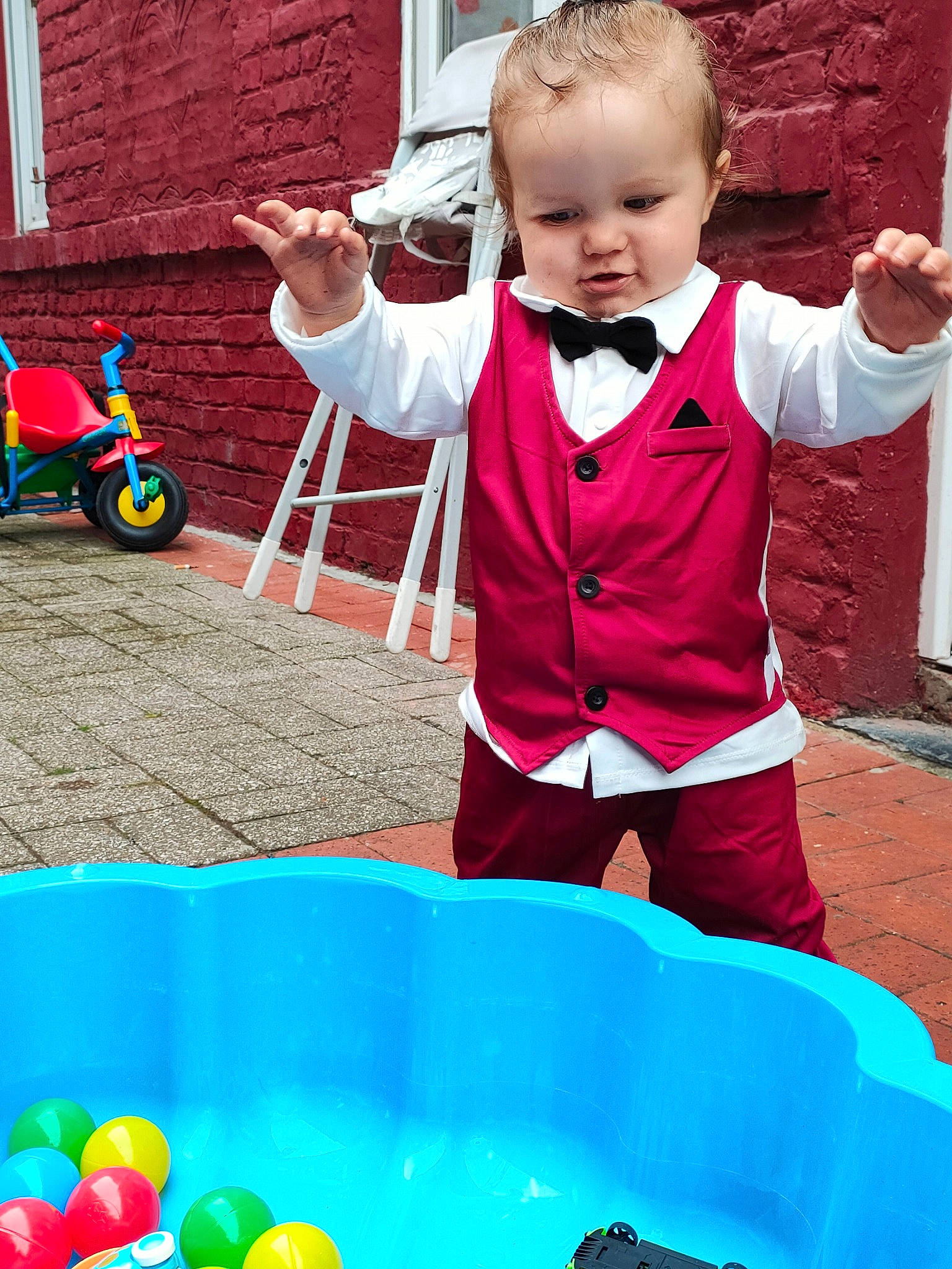 Imran participe au concours pour gagner de l'argent avec cette photo : baby, baby_toddler_clothing, ball, child, event, fun, green, happy, leisure, party_supply, people, person, photograph, play, product, recreation, red, snapshot, tire, toddler