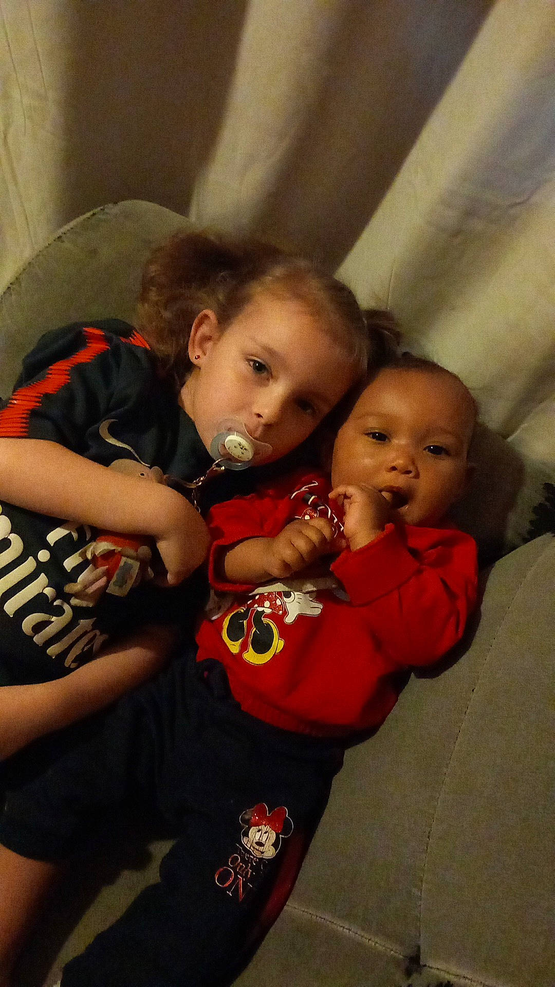 Celia participe au concours pour gagner de l'argent avec cette photo : baby, baby_toddler_clothing, cheek, child, chin, comfort, curtain, eye, flooring, fun, happy, iris, mouth, nose, person, room, sitting, skin, t_shirt, toddler