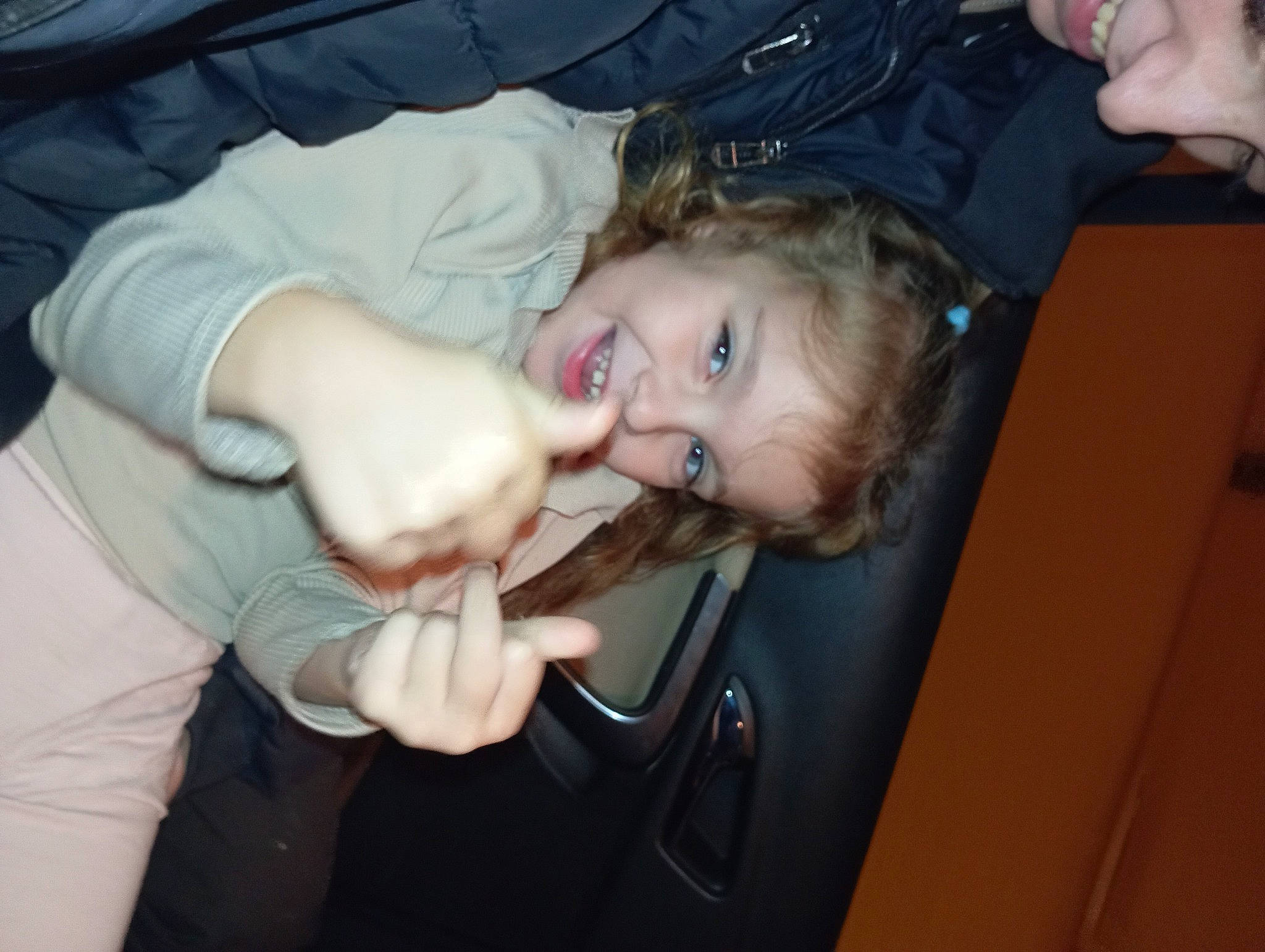 Celia a rejoint le concours — aidez-le/la à gagner de superbes lots ! arm, baby, cheek, child, elbow, event, finger, flash_photography, fun, gesture, hairstyle, hand, happy, joy, mouth, nose, person, sitting, smile, thumb