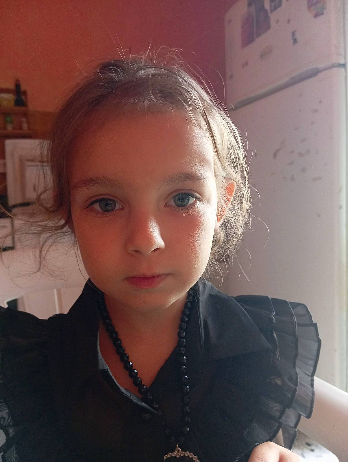 Celia a rejoint le concours — aidez-le/la à gagner de superbes lots ! blond, brown_hair, cheek, chin, ear, eyebrow, eyelash, flash_photography, forehead, fun, gesture, happy, iris, jaw, lip, long_hair, neck, nose, person, sleeve